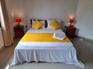 Postel nebo postele na pokoji v ubytování Kandy Grand Hill