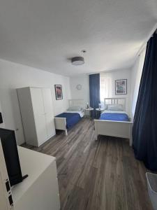 Postel nebo postele na pokoji v ubytování Gasthaus L&A Kunz