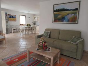 a living room with a couch and a table at El Tabia De La Maria App Grün In Sospirolo in Sospirolo