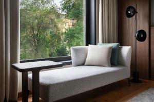 Część wypoczynkowa w obiekcie Milan Marriott Hotel