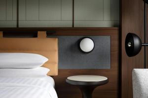 Łóżko lub łóżka w pokoju w obiekcie Milan Marriott Hotel