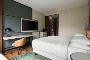 Telewizja i/lub zestaw kina domowego w obiekcie Milan Marriott Hotel