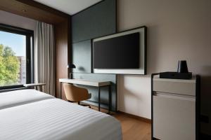 Telewizja i/lub zestaw kina domowego w obiekcie Milan Marriott Hotel