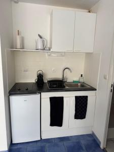 Cuisine ou kitchenette dans l'établissement Appartement 4 personnes à 50 m de la plage