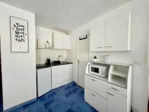 Cuisine ou kitchenette dans l'établissement Appartement 4 personnes à 50 m de la plage