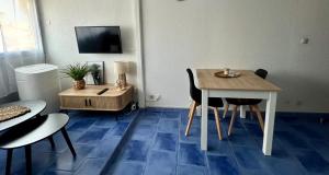 Télévision ou salle de divertissement dans l'établissement Appartement 4 personnes à 50 m de la plage