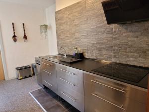 Kuchyň nebo kuchyňský kout v ubytování Ferienhaus im Moseltal