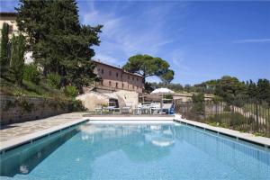 a large swimming pool in front of a building at La Pergola in Castelfalfi