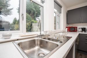 Η κουζίνα ή μικρή κουζίνα στο Homestay