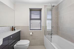 ein Badezimmer mit Toilette, Badewanne und Waschbecken in der Unterkunft Lilac Lodge, 22 Roadford Lake Lodges in Lifton + 27 Fotos