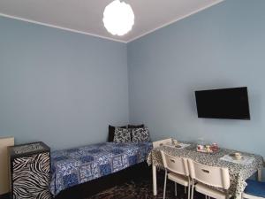 Una habitación con una cama, una mesa y un televisor. en La Fenice Suite Room, en Finale Ligure 38 fotos más