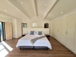 - une grande chambre blanche avec un grand lit dans l'établissement Ocean Mooring Beach Apartments, à Port Alfred