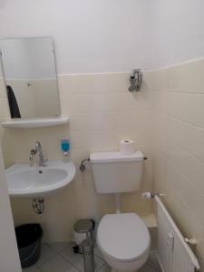 Ένα μπάνιο στο Schöne Monteurwohnung Ferienwohnung Langenfeld +10 φωτογραφίες