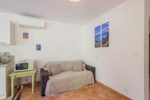 ein Wohnzimmer mit Sofa und Tisch in der Unterkunft L'Alivi di Losari 7 - piscine naturelle et jacuzzi in Belgodère