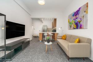 TV a/nebo společenská místnost v ubytování Modern & Elegant Getaway near Pasalimani