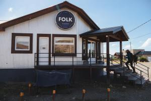 een gebouw met een bord aan de zijkant bij Folk Hostel in El Calafate