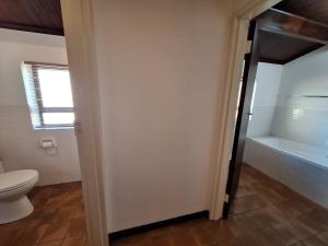 une salle de bain avec toilettes et baignoire dans l'établissement Ocean Mooring Beach Apartments, à Port Alfred 23 autres photos