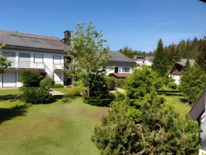 Κήπος έξω από το Schwarzwaldblick D App 5 mit Pool