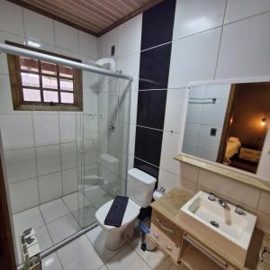 un bagno con wc, lavandino e doccia di Pousada Novo Horizonte a São Francisco de Paula