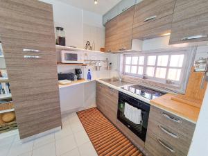 eine große Küche mit Holzschränken und einem Waschbecken in der Unterkunft Tenerife relaxing holidays in San Miguel de Abona