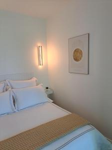 a bedroom with a bed and a picture on the wall at La Croisette Côté Lac in Créteil