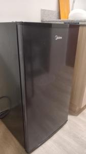 Un horno microondas negro colocado encima de un mostrador. en Studio Unit at Mesavirre, en Sampong 1 foto más