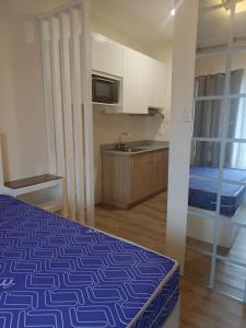 Habitación con cama y cocina con fregadero en Studio Unit at Mesavirre, en Sampong