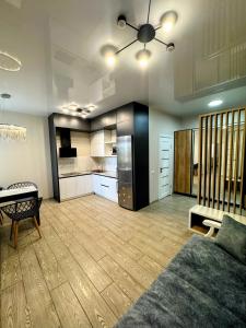a large living room with a couch and a kitchen at VIP apartment у центрі міста, новобудЖК Театральний,дуже простора in Rivne