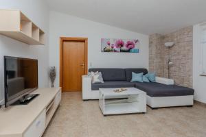 Telewizja i/lub zestaw kina domowego w obiekcie Apartments Tukara