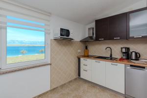 Kuchnia lub aneks kuchenny w obiekcie Apartments Tukara