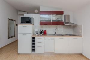 Kuchnia lub aneks kuchenny w obiekcie Apartments Tukara