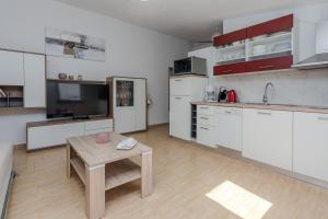 Kuchnia lub aneks kuchenny w obiekcie Apartments Tukara