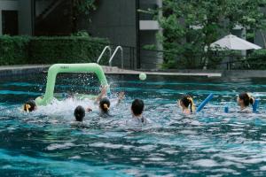 Bazén v ubytování VARANA Krabi Hotel nebo v jeho okolí