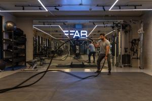 Fitness centrum a/nebo fitness zařízení v ubytování VARANA Krabi Hotel