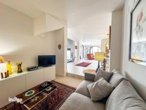 Μια τηλεόραση ή/και κέντρο ψυχαγωγίας στο Designer Styled Townhouse with Pool DOM01