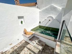 Πισίνα στο ή κοντά στο Designer Styled Townhouse with Pool DOM01