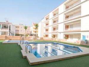 basen przed budynkiem w obiekcie Apartamentos Irta Playa w mieście Alcossebre