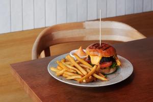um prato com um hambúrguer e batatas fritas numa mesa em Comfort Hotel Arlanda Airport Terminal em Arlanda