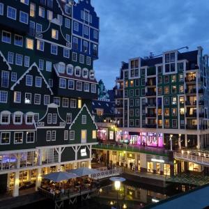 ein Blick auf eine Stadt bei Nacht mit Gebäuden in der Unterkunft Hermitage Suites & Apartments - Amsterdam Zaandam in Zaandam
