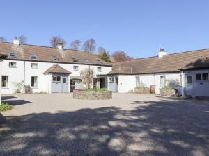 un grupo de edificios blancos con entrada en Birch, en Newtonmore