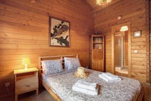 a bedroom with a bed in a log cabin at Quinta Do Castelo - Casa de Madeira in Reguengo Grande