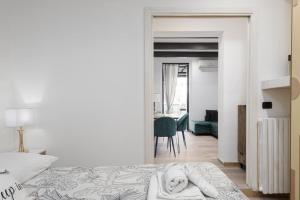 una camera da letto con un letto e un asciugamano sul pavimento di Nadia's Lovely Home - WITH PRIVATE GARDEN AND JACUZZI a Firenze