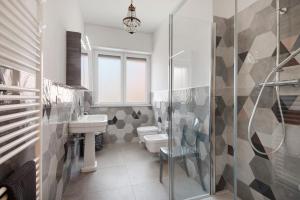 Ένα μπάνιο στο Segesta Charming Home +26 φωτογραφίες