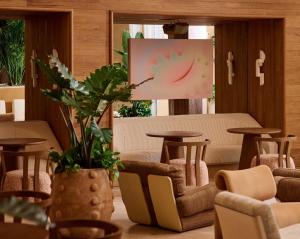 Posezení v ubytování The Shelborne by Proper, a Member of Design Hotels