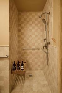 Koupelna v ubytování The Shelborne by Proper, a Member of Design Hotels