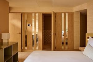 Postel nebo postele na pokoji v ubytování The Shelborne by Proper, a Member of Design Hotels