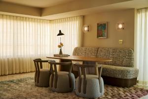 Posezení v ubytování The Shelborne by Proper, a Member of Design Hotels