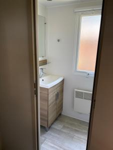 波讷地区圣朱利安mobilolo 1的带水槽和窗户的浴室