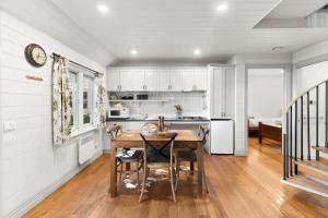 Køkken eller tekøkken på Coton Cottage on the waterfront - Ocean views