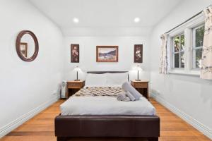 En eller flere senge i et værelse på Coton Cottage on the waterfront - Ocean views